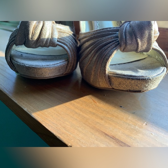 Bakers Goldee gold shimmer leather knot peep toe pumps - Picture 3 of 7